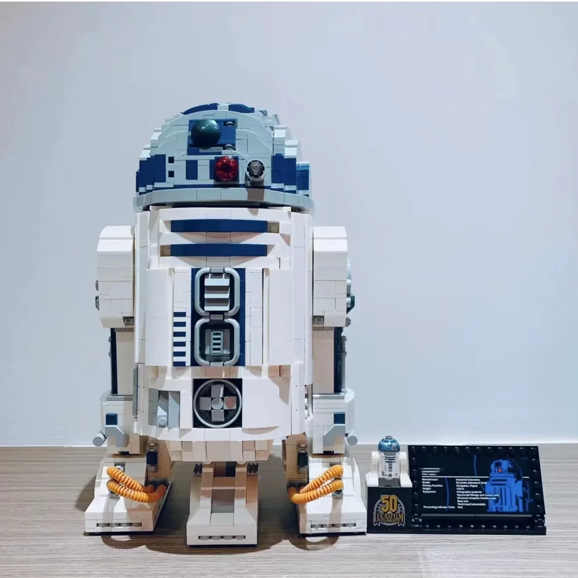 روبوت الفضاء R2D2 من قطع البناء